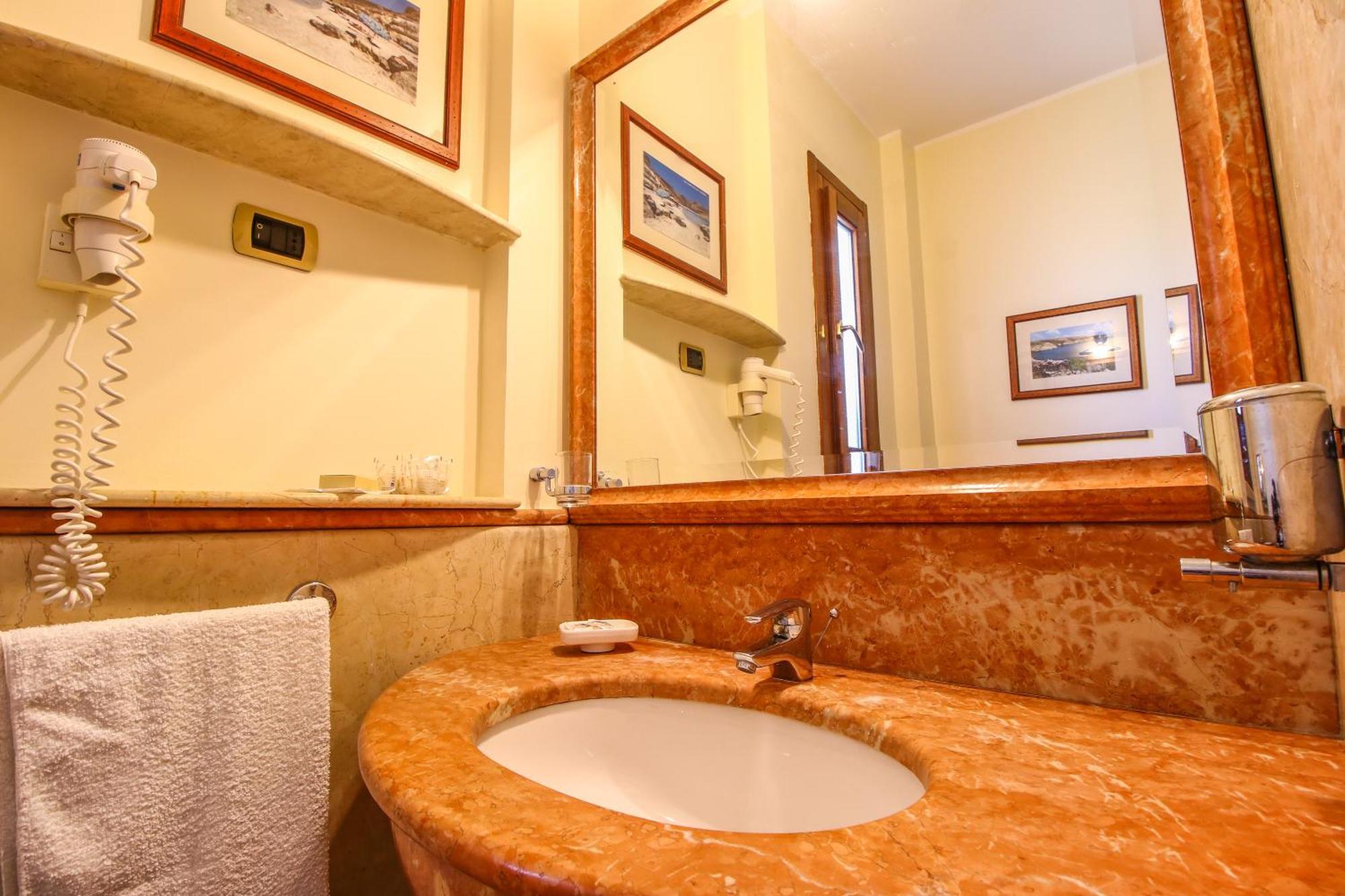 Il Faro Della Guitgia Tommasino Hotel 3*
